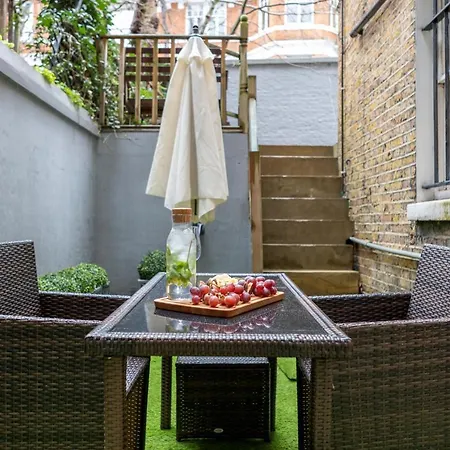 Elegant Kensington Apartment With Patio London Exterior photo