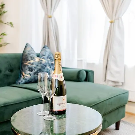 Elegant Kensington Apartment With Patio London Exterior photo