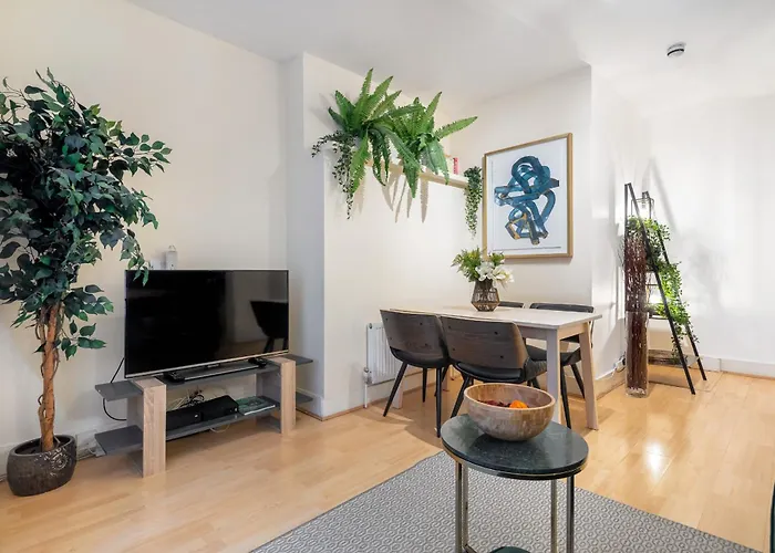 Elegant Kensington Apartment With Patio