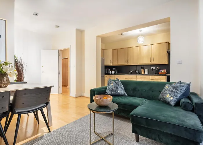 Elegant Kensington Apartment With Patio